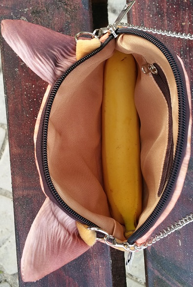 You can fit a banana lengthwise into Oliver the cat faced chain bag. I guess. If you want to.